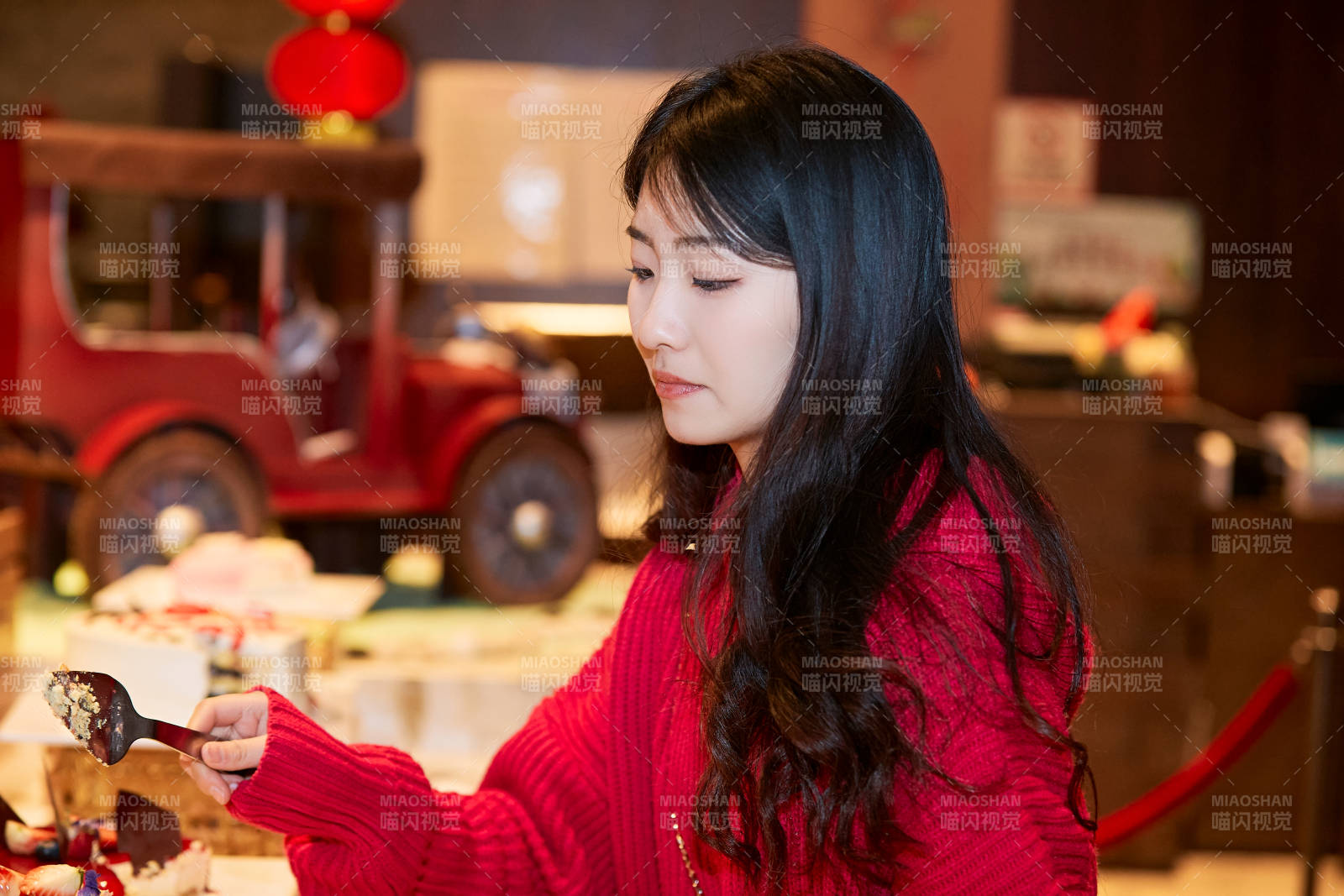 在酒店自助餐廳大吃特吃的可愛少女