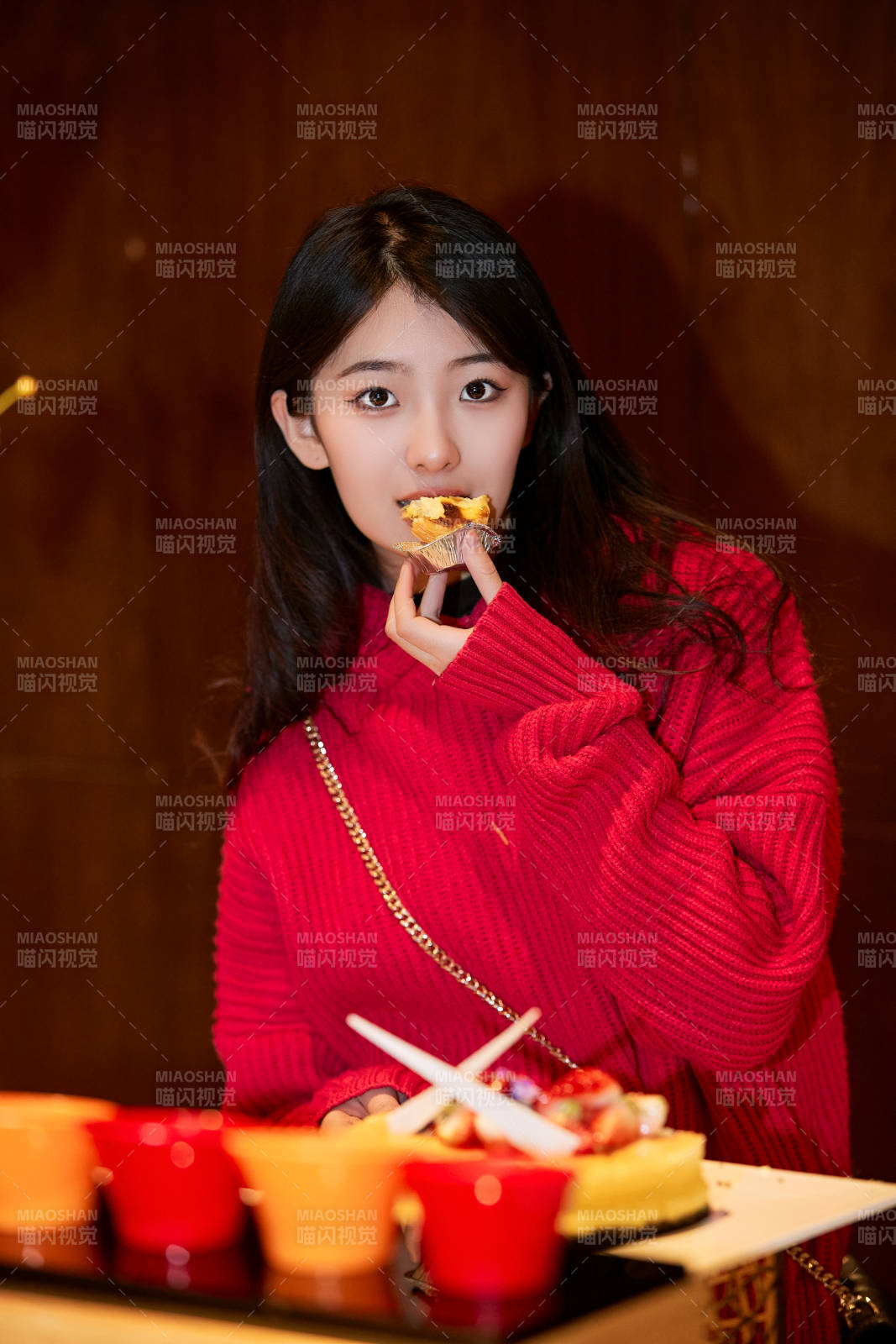 在酒店自助餐廳大吃特吃的可愛少女