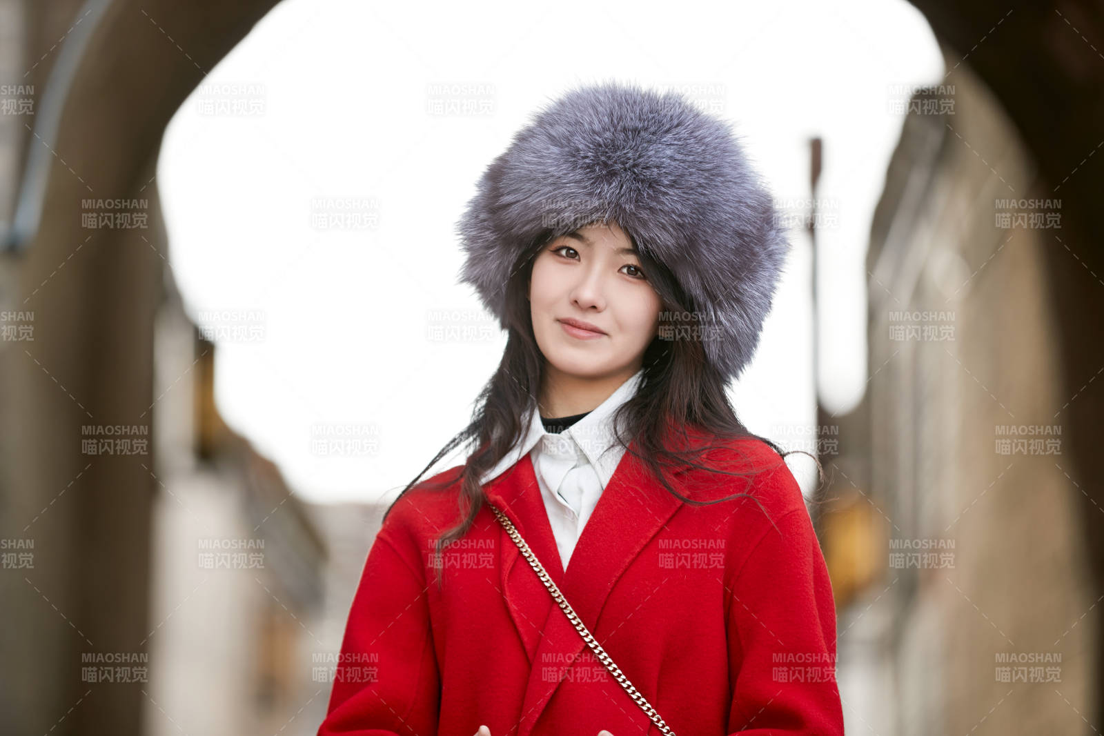 春節(jié)在老城古巷穿著喜慶服飾的美麗少女