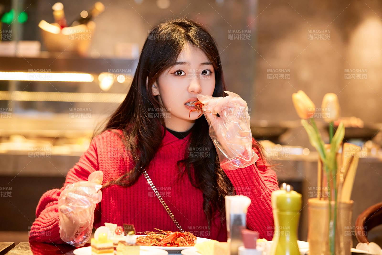 在酒店自助餐廳大吃特吃的可愛少女