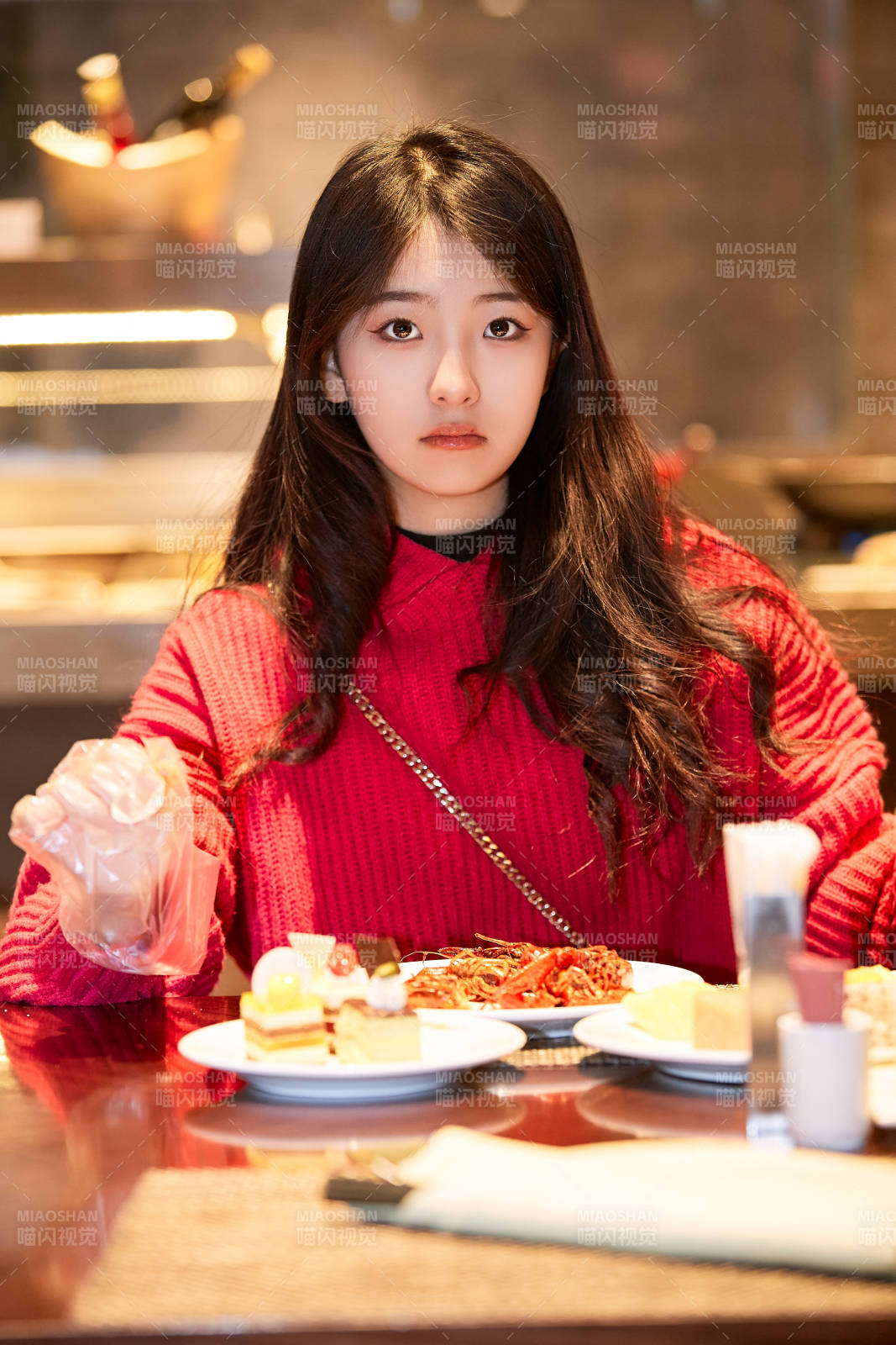 在酒店自助餐廳大吃特吃的可愛少女