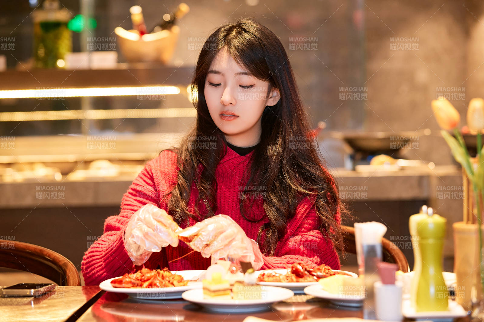 在酒店自助餐廳大吃特吃的可愛少女