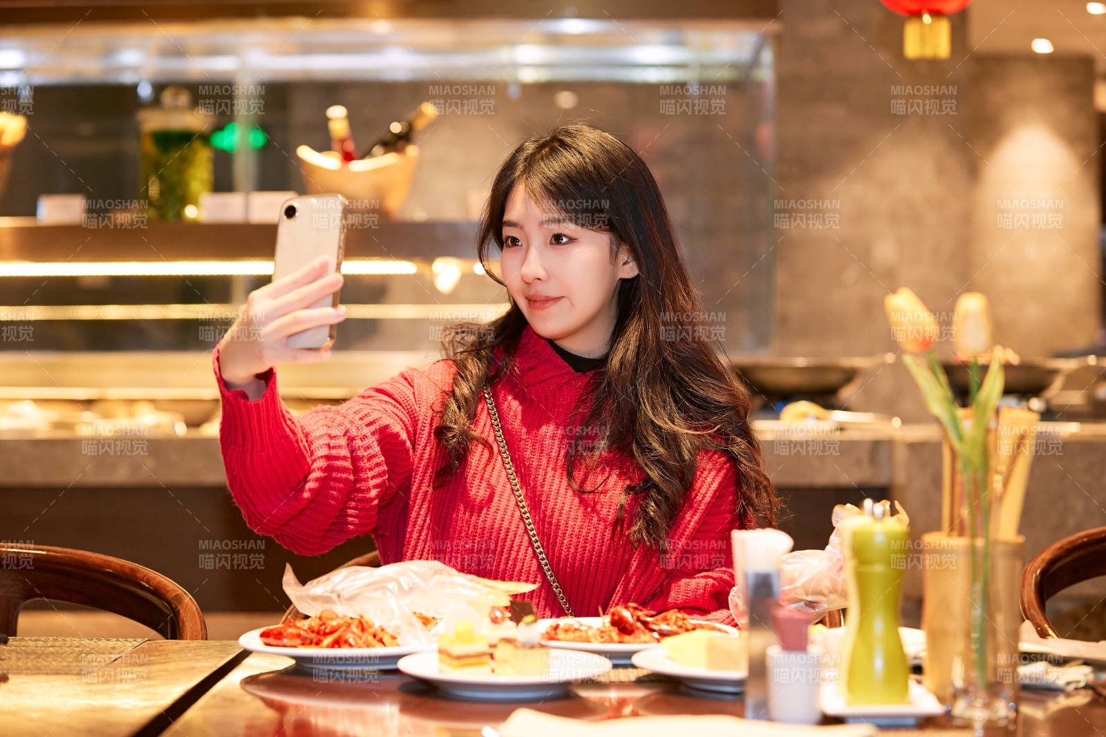 在酒店自助餐廳大吃特吃的可愛少女