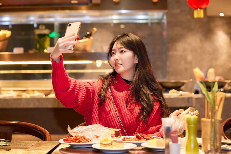 在酒店自助餐厅大吃特吃的可爱少女