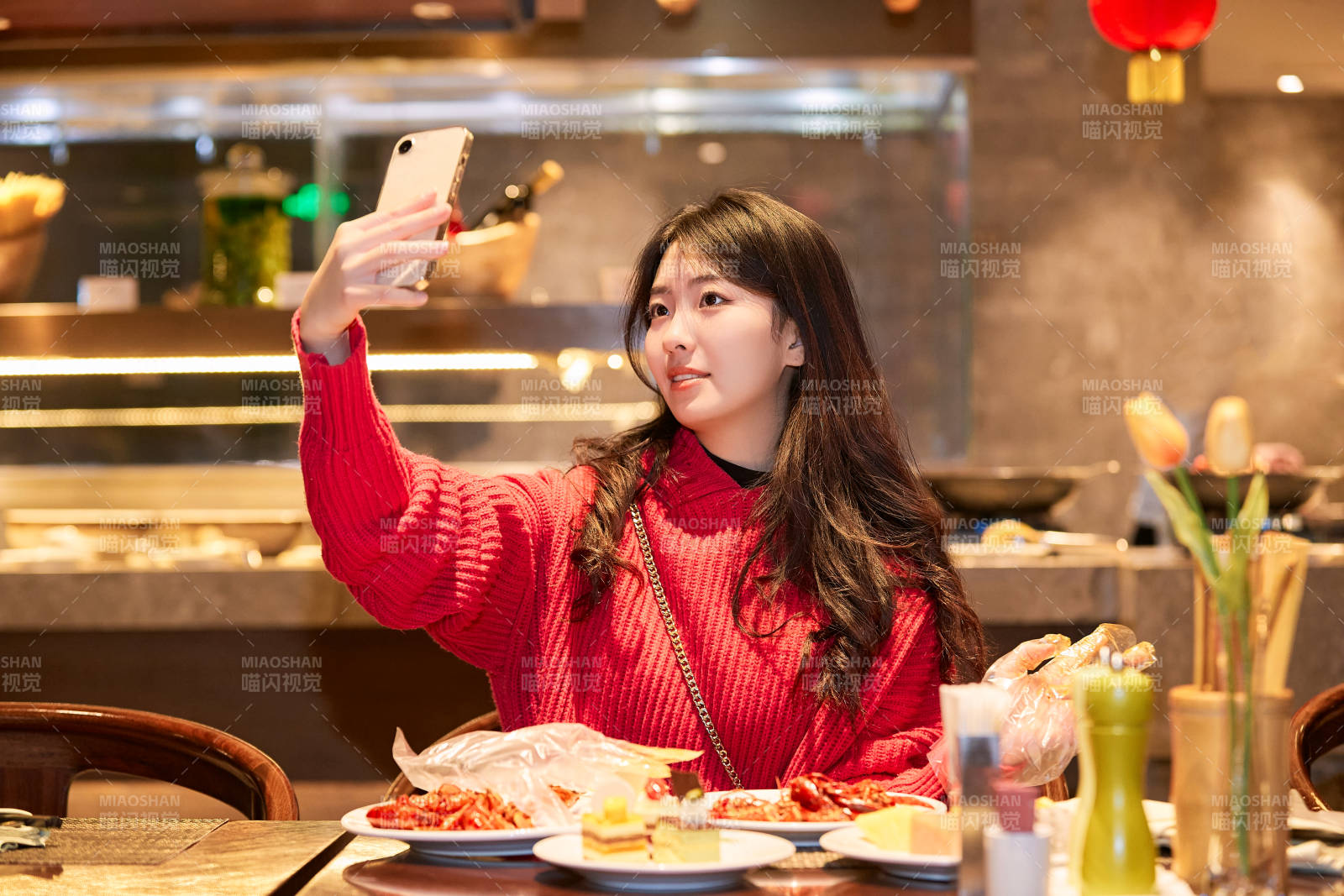 在酒店自助餐厅大吃特吃的可爱少女