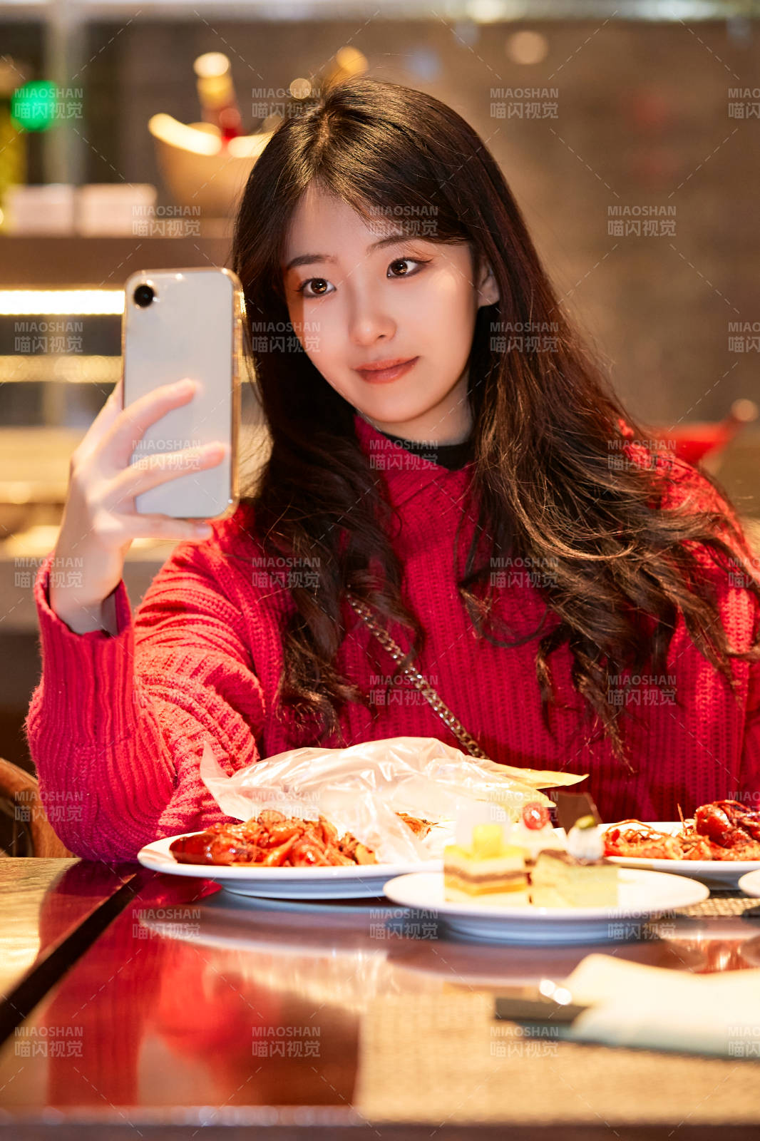 在酒店自助餐廳大吃特吃的可愛(ài)少女