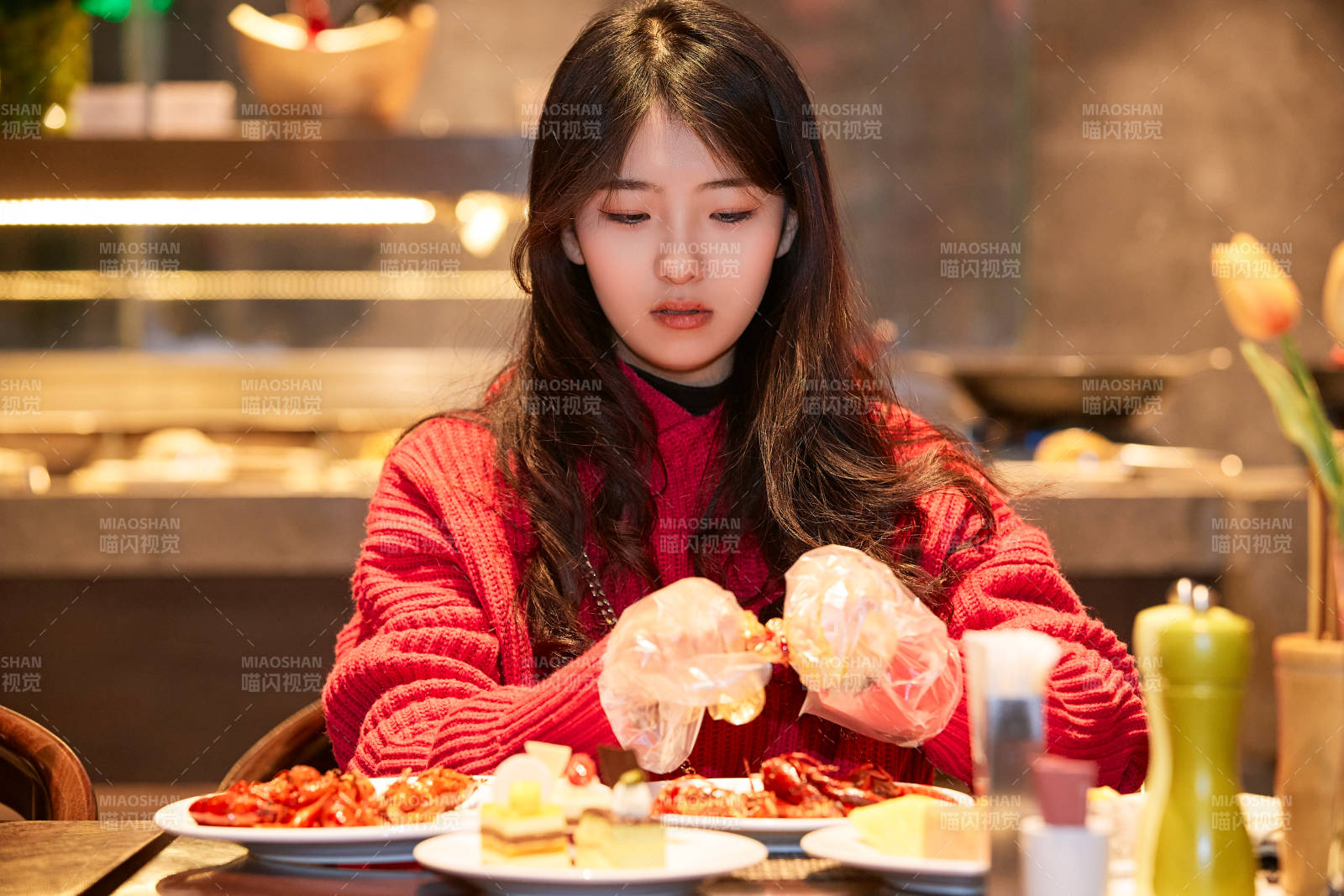 在酒店自助餐廳大吃特吃的可愛少女