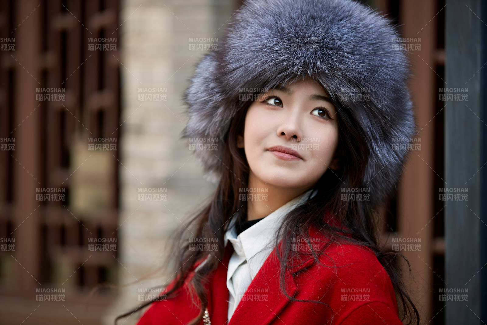 春節在老城古巷穿著喜慶服飾的美麗少女