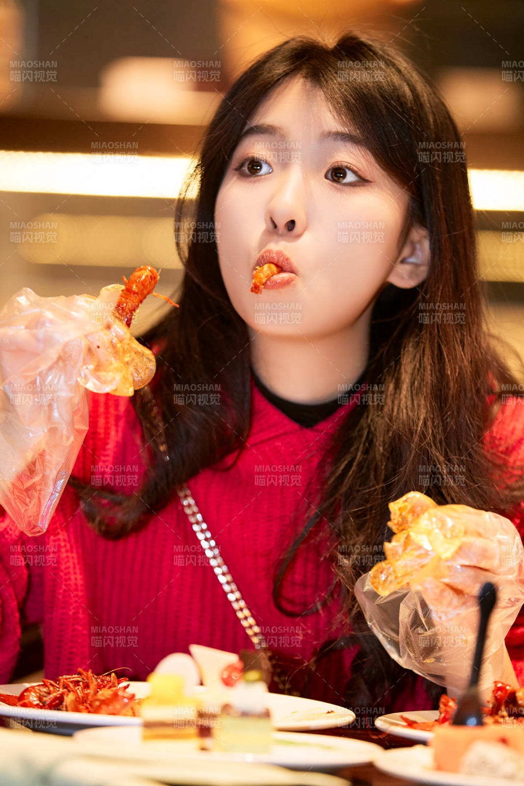 在酒店自助餐廳大吃特吃的可愛少女