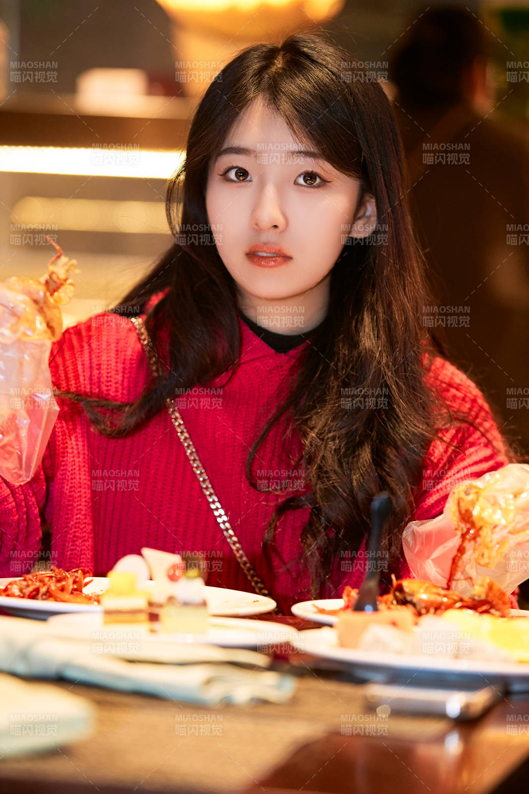 在酒店自助餐廳大吃特吃的可愛少女