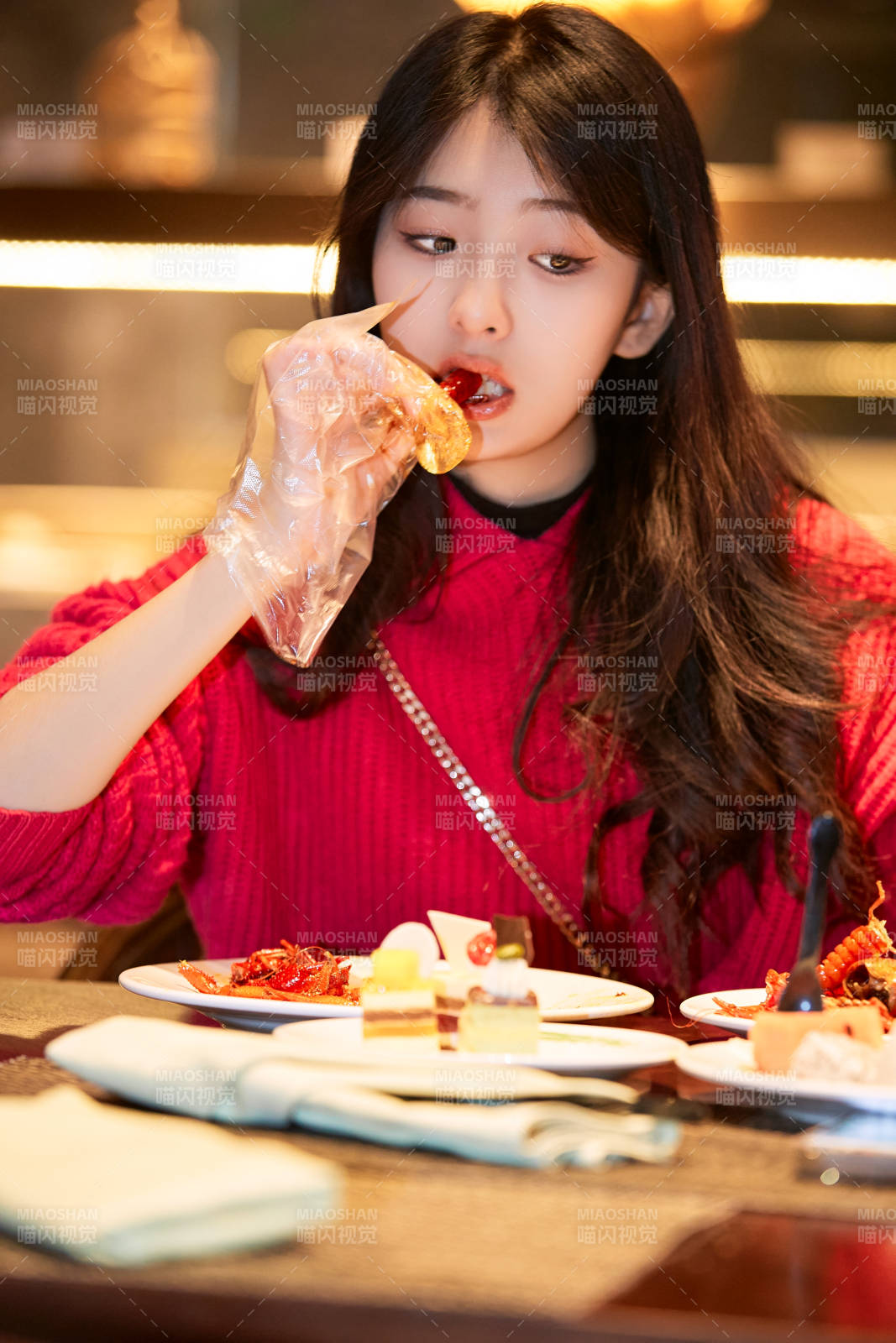 在酒店自助餐廳大吃特吃的可愛少女