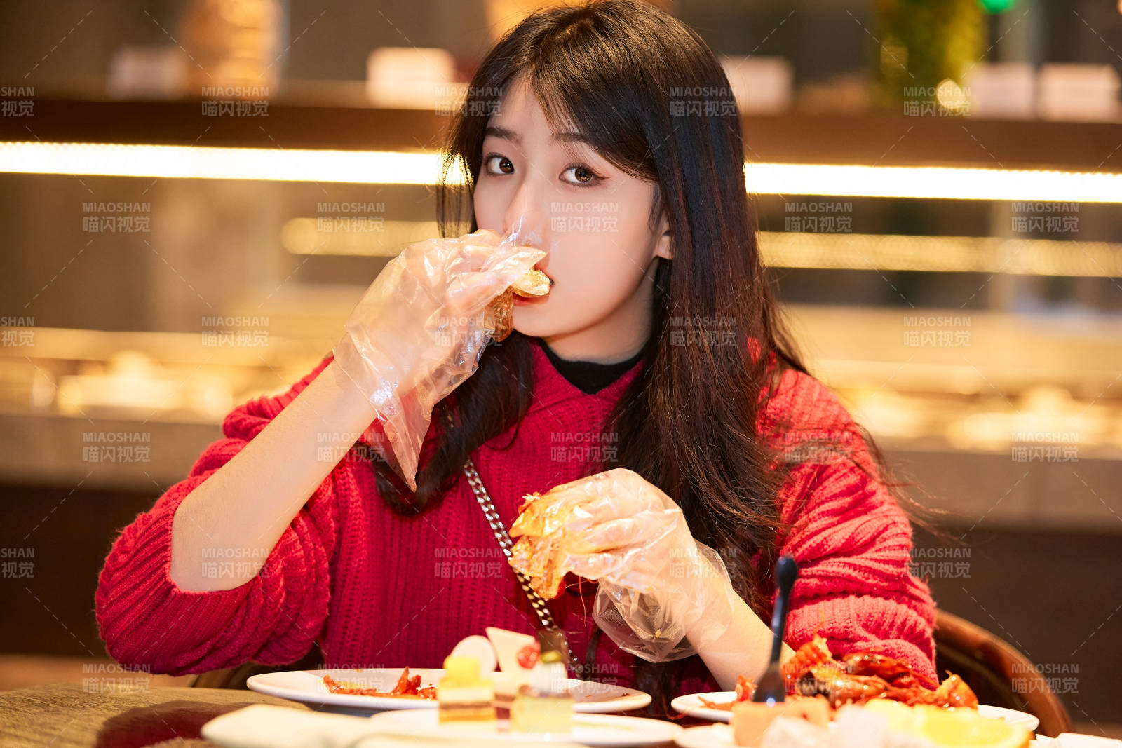 在酒店自助餐廳大吃特吃的可愛少女