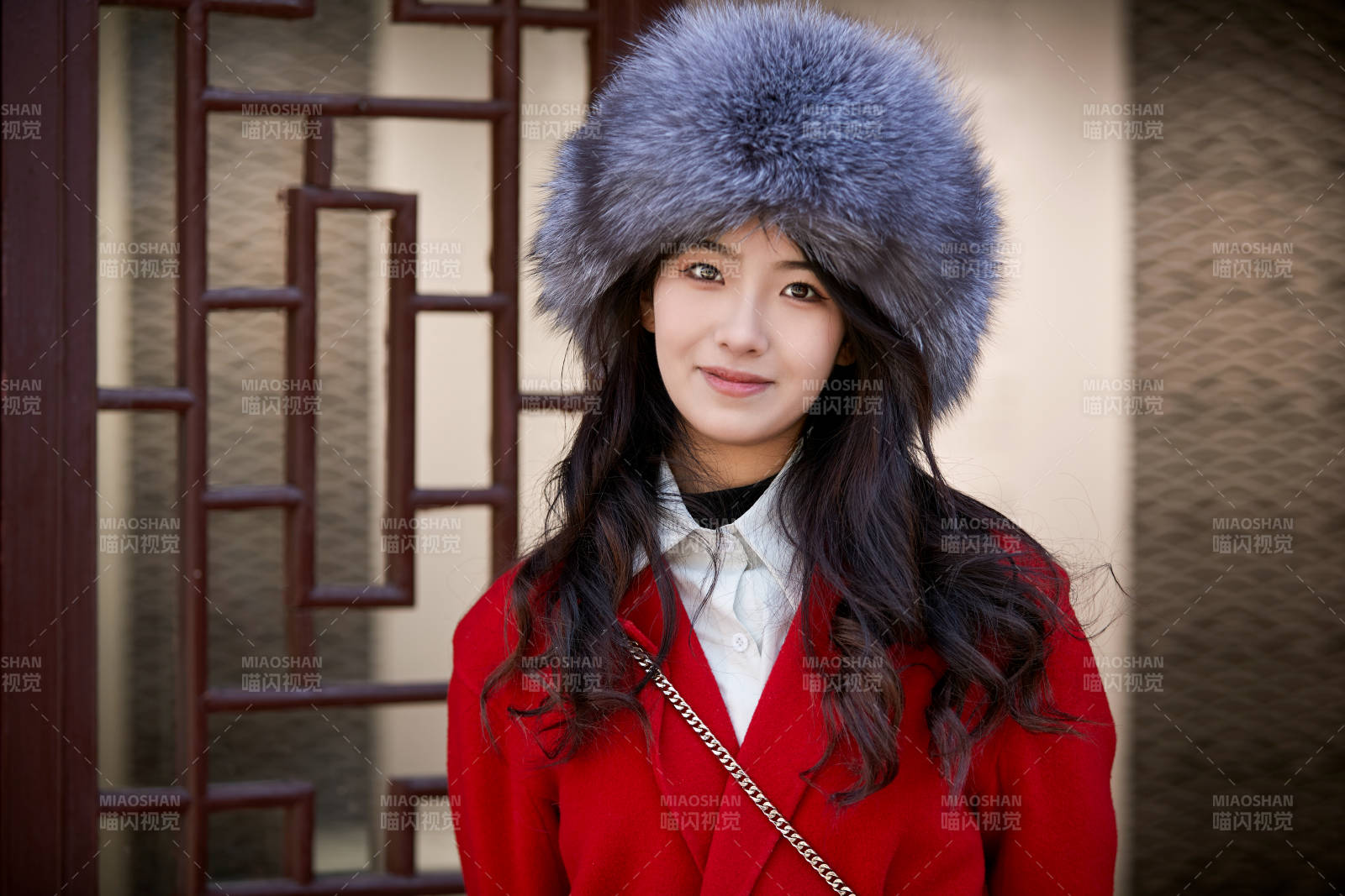 春節在老城古巷穿著喜慶服飾的美麗少女