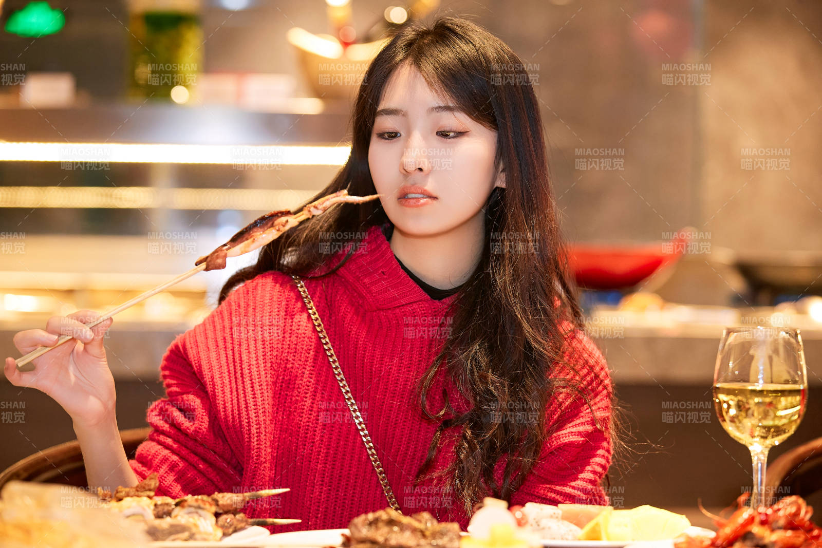 在酒店自助餐廳大吃特吃的可愛(ài)少女