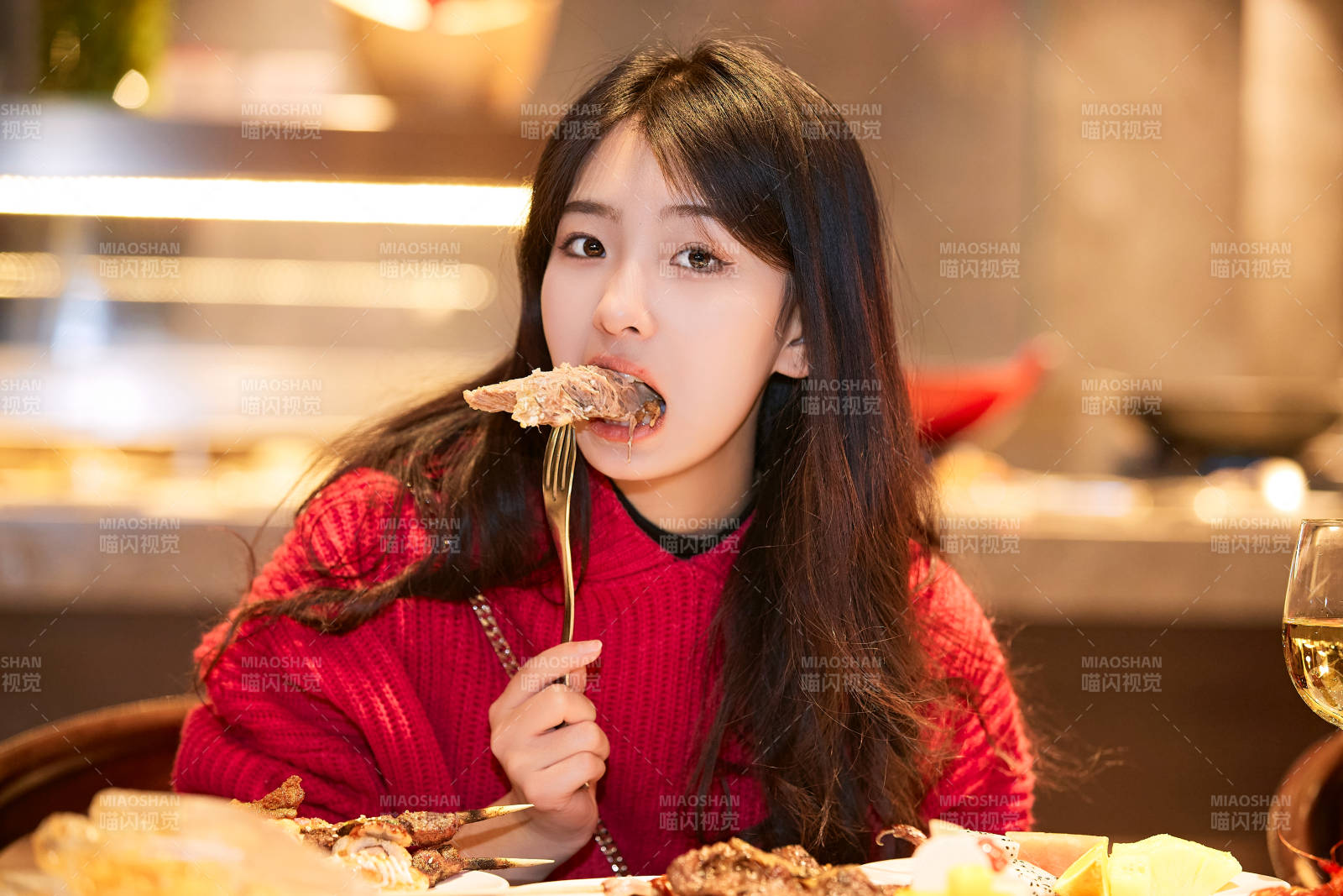 在酒店自助餐廳大吃特吃的可愛少女