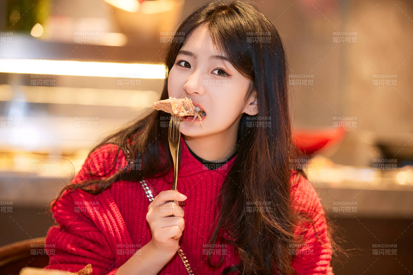 在酒店自助餐廳大吃特吃的可愛少女