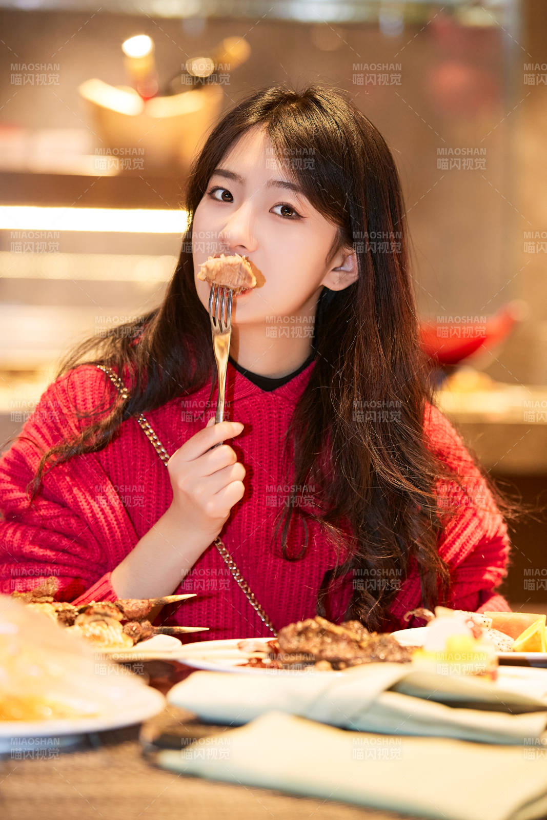 在酒店自助餐廳大吃特吃的可愛少女