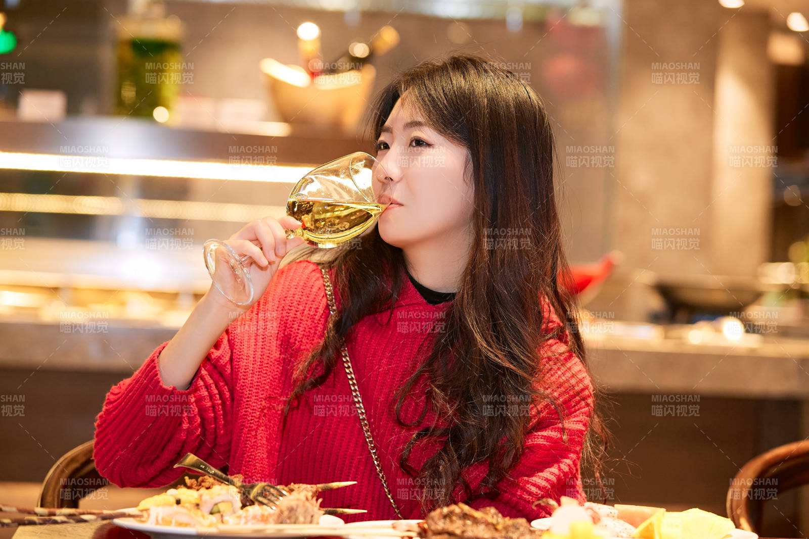 在酒店自助餐廳大吃特吃的可愛少女