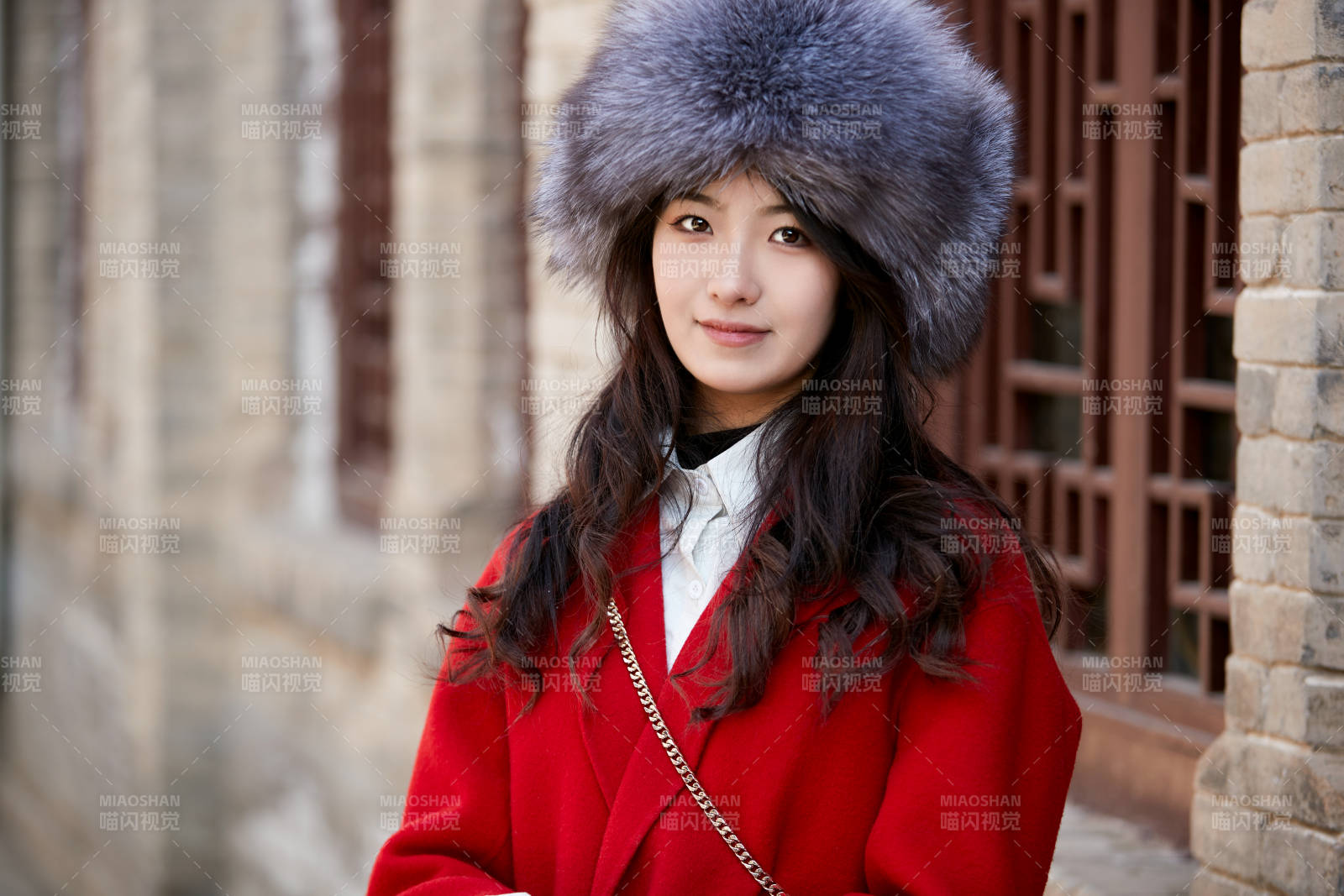 春節(jié)在老城古巷穿著喜慶服飾的美麗少女