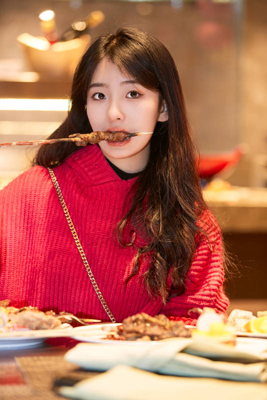 在酒店自助餐厅大吃特吃的可爱少女