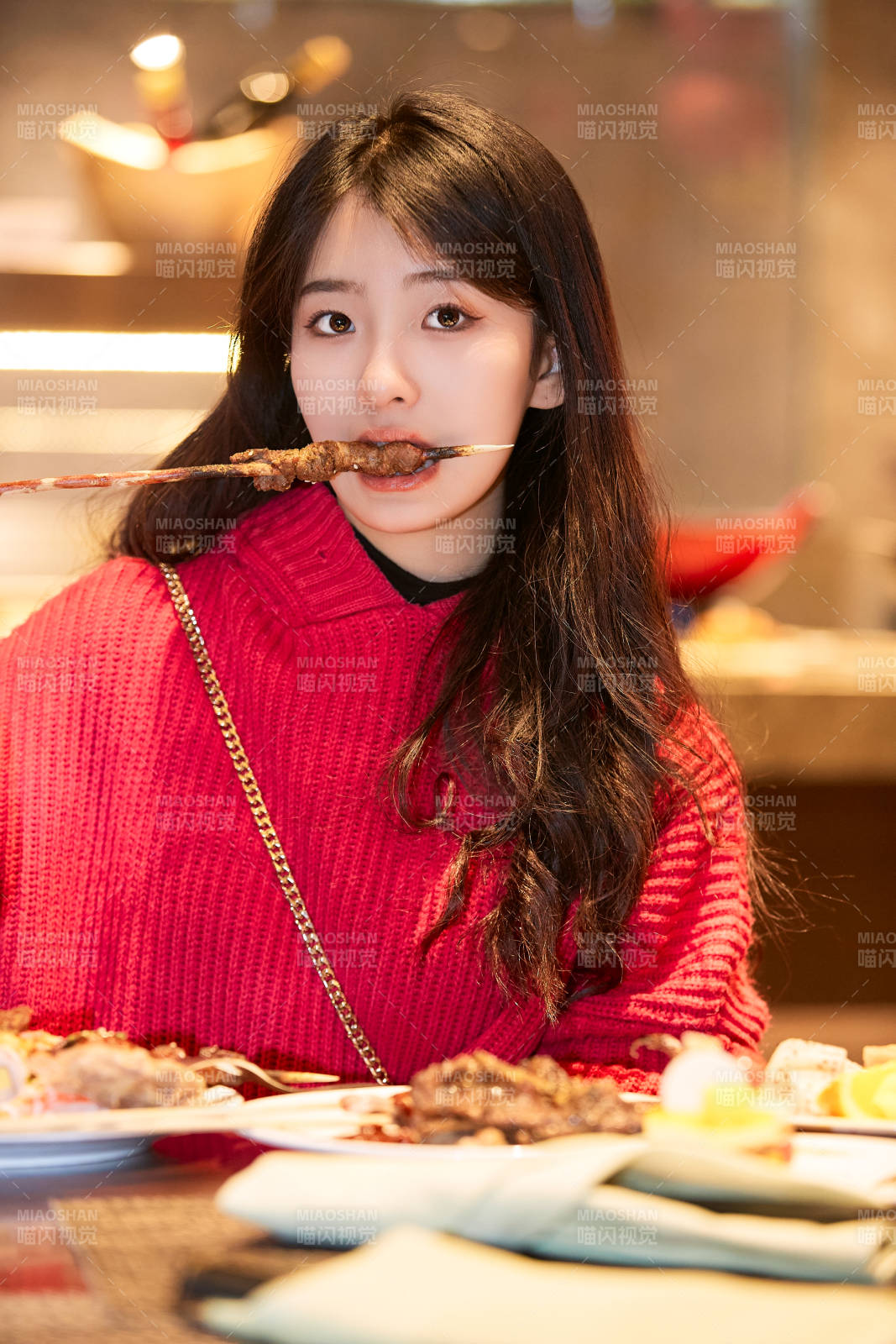 在酒店自助餐廳大吃特吃的可愛少女