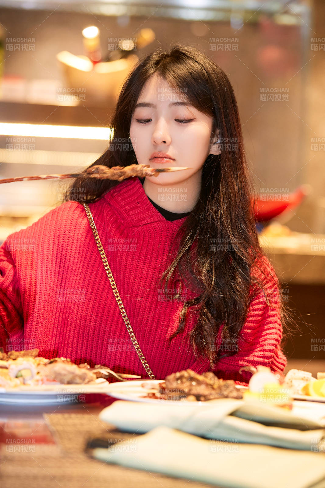 在酒店自助餐廳大吃特吃的可愛少女