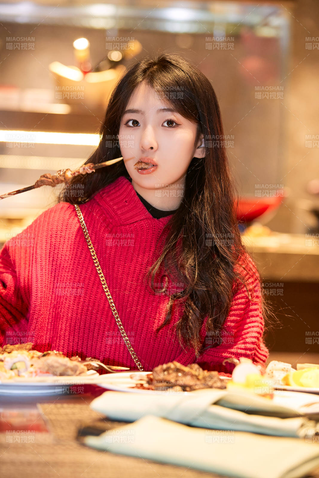 在酒店自助餐廳大吃特吃的可愛少女