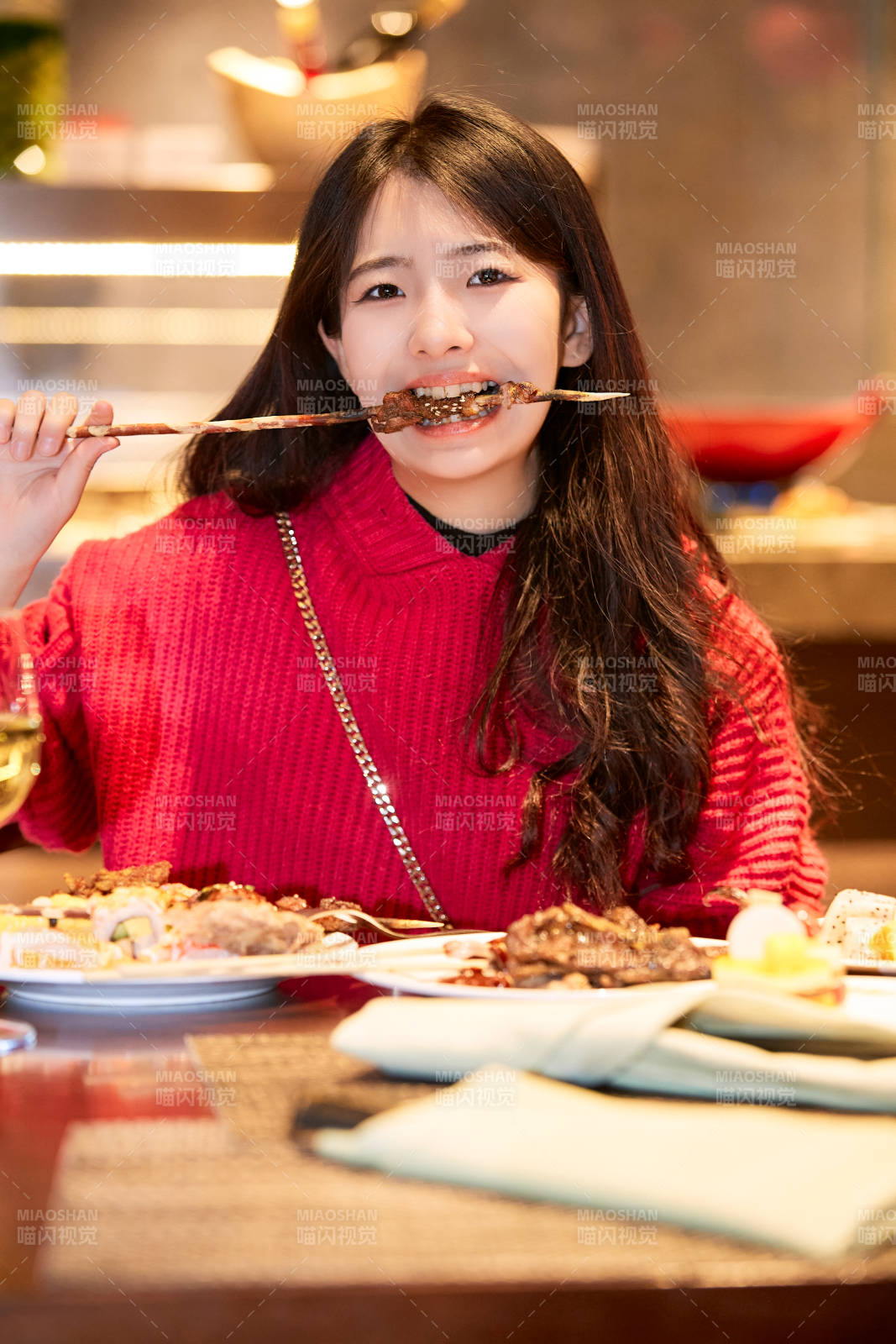 在酒店自助餐廳大吃特吃的可愛少女