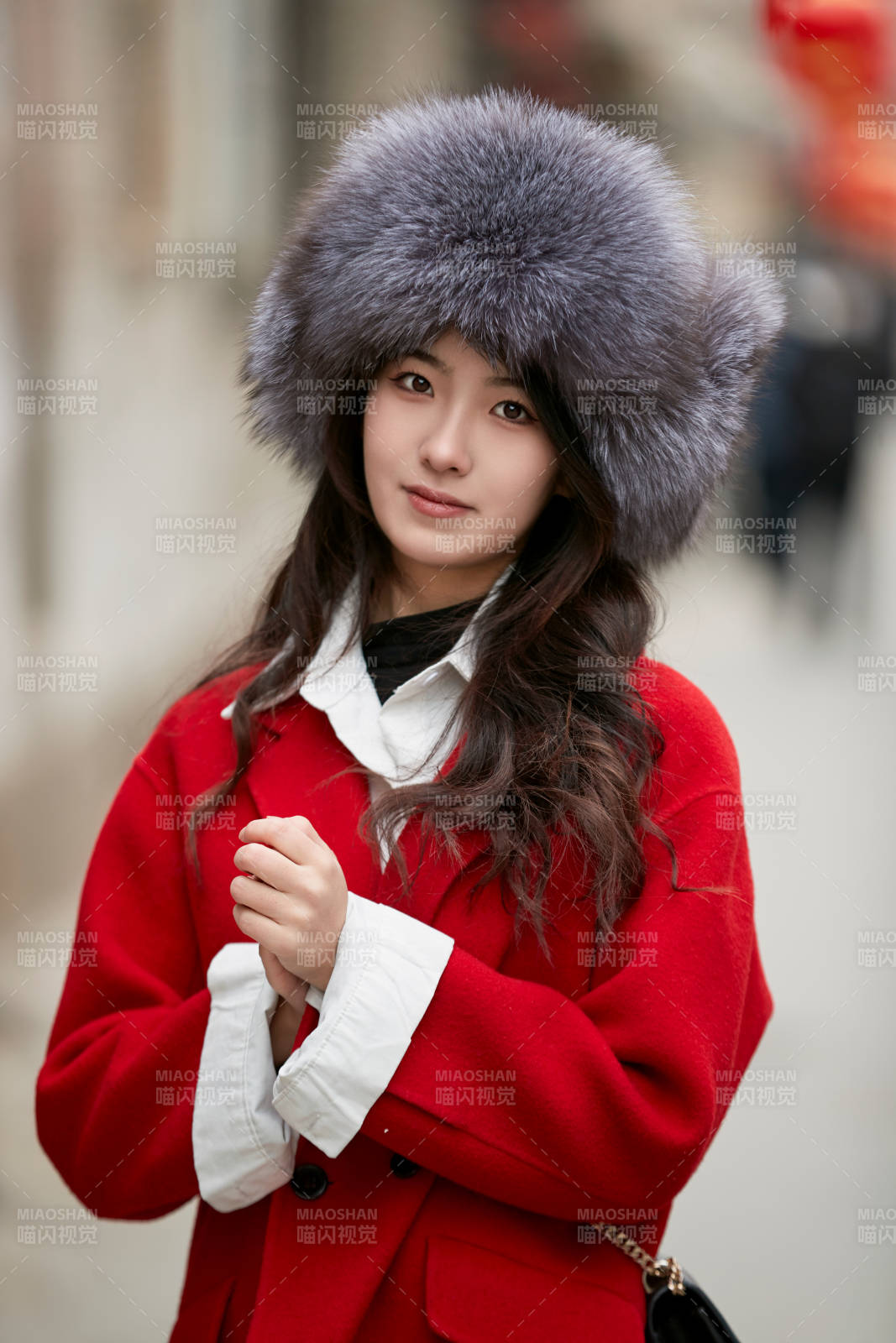 春節(jié)在老城古巷穿著喜慶服飾的美麗少女