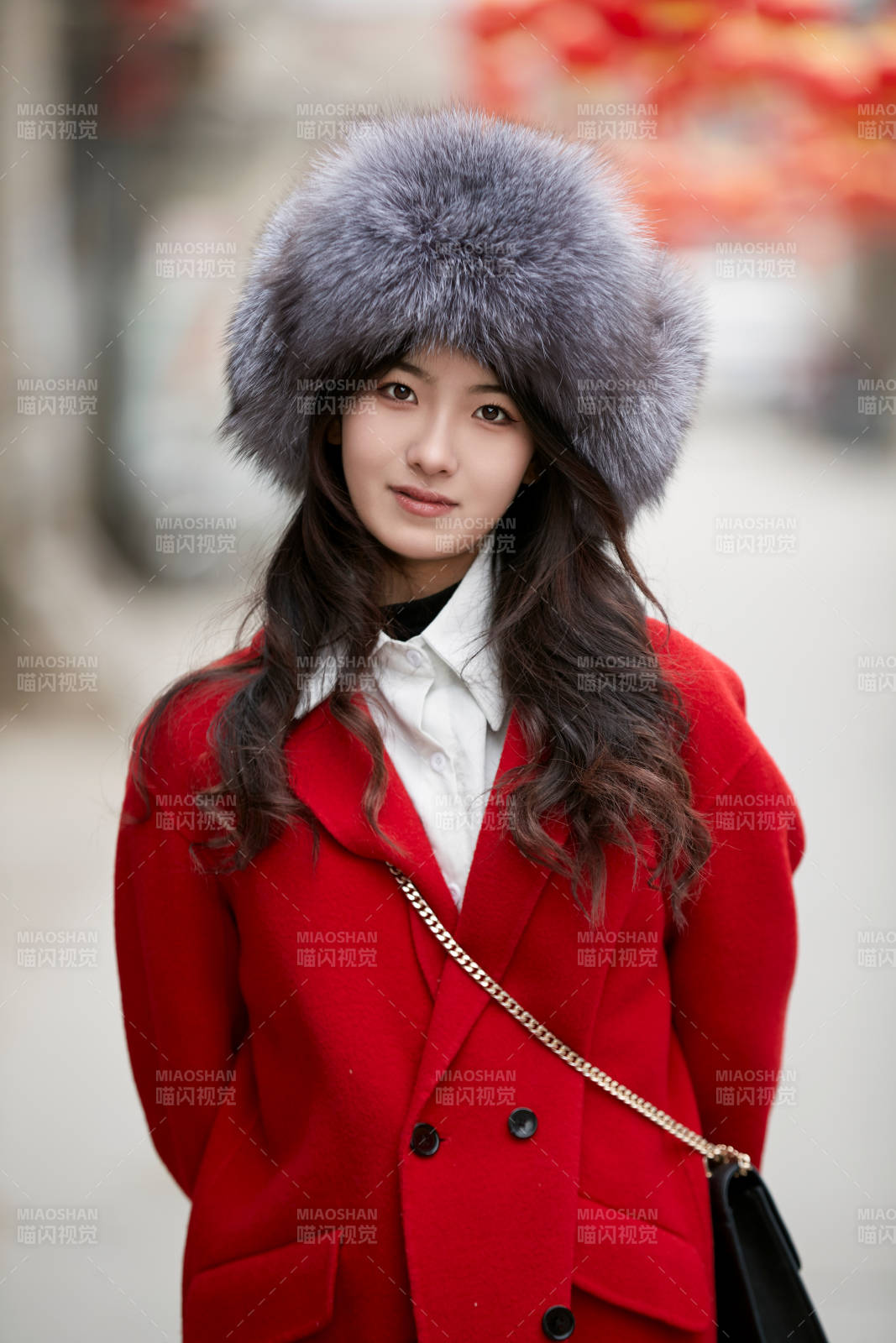 春節在老城古巷穿著喜慶服飾的美麗少女