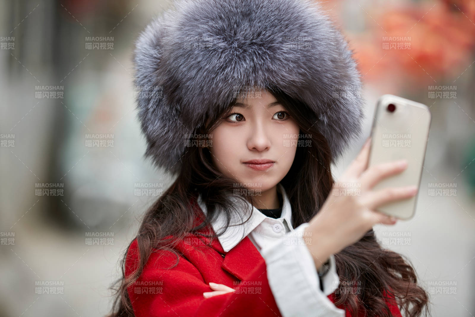 春節在老城古巷穿著喜慶服飾的美麗少女