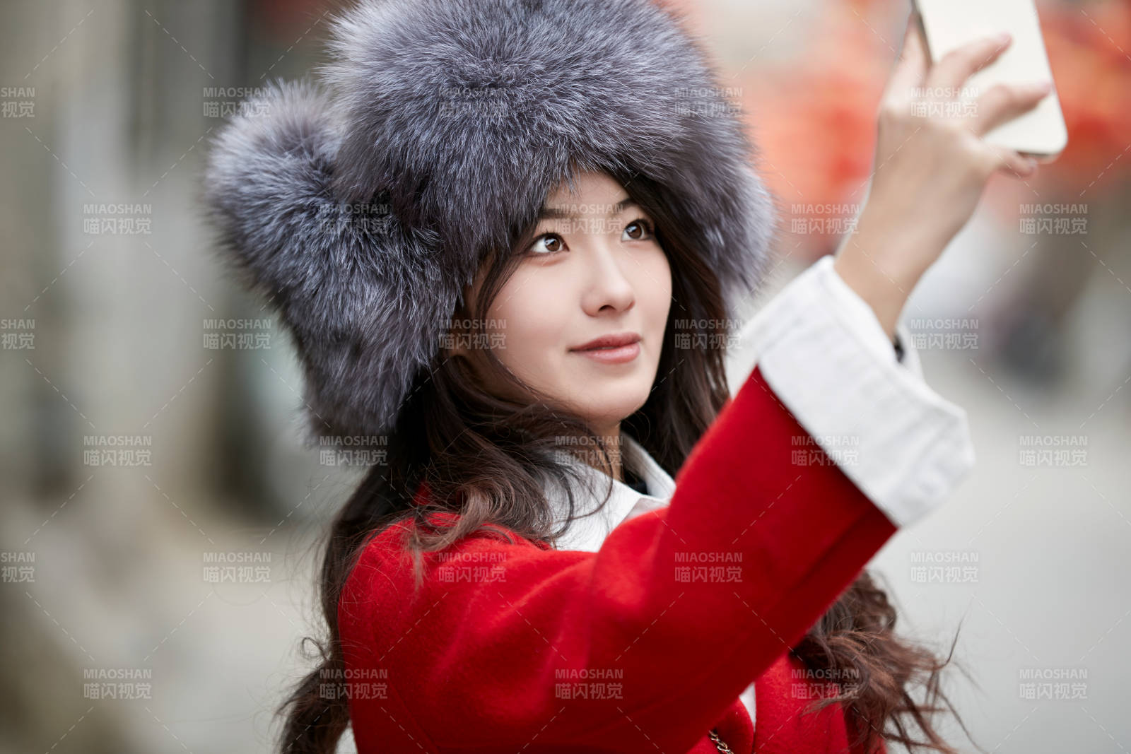 春節在老城古巷穿著喜慶服飾的美麗少女