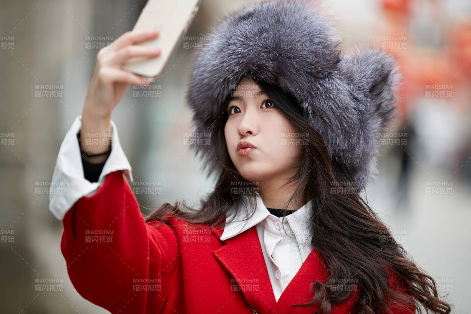 春節在老城古巷穿著喜慶服飾的美麗少女