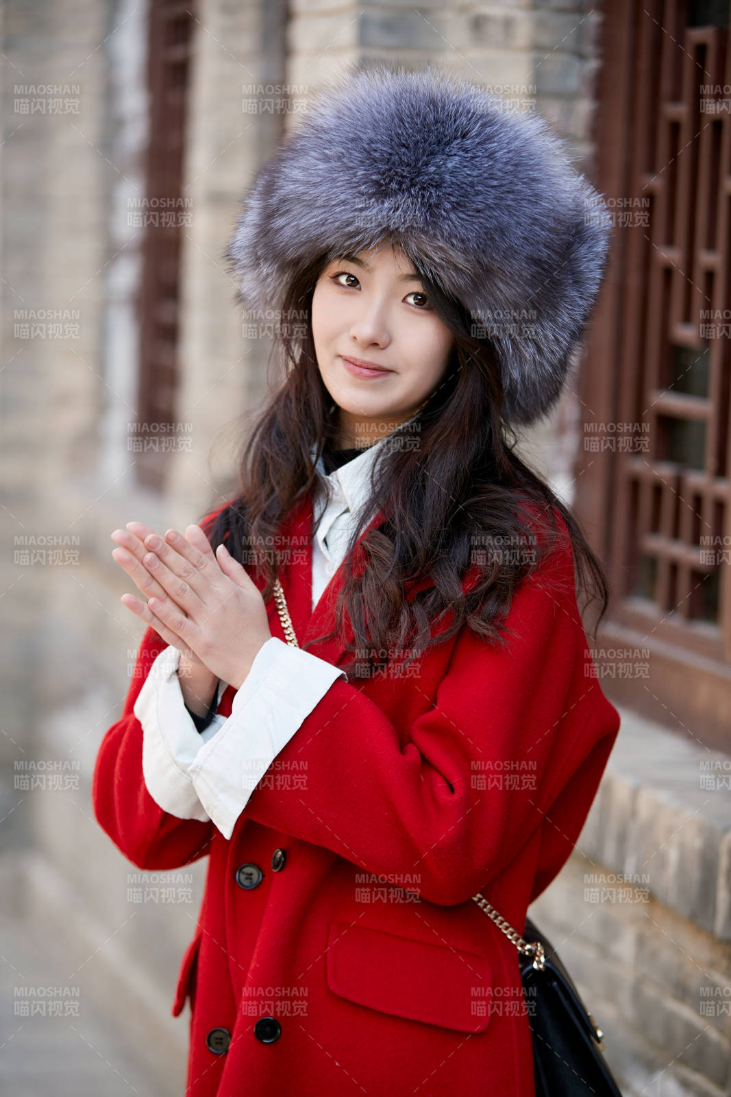 春節在老城古巷穿著喜慶服飾的美麗少女