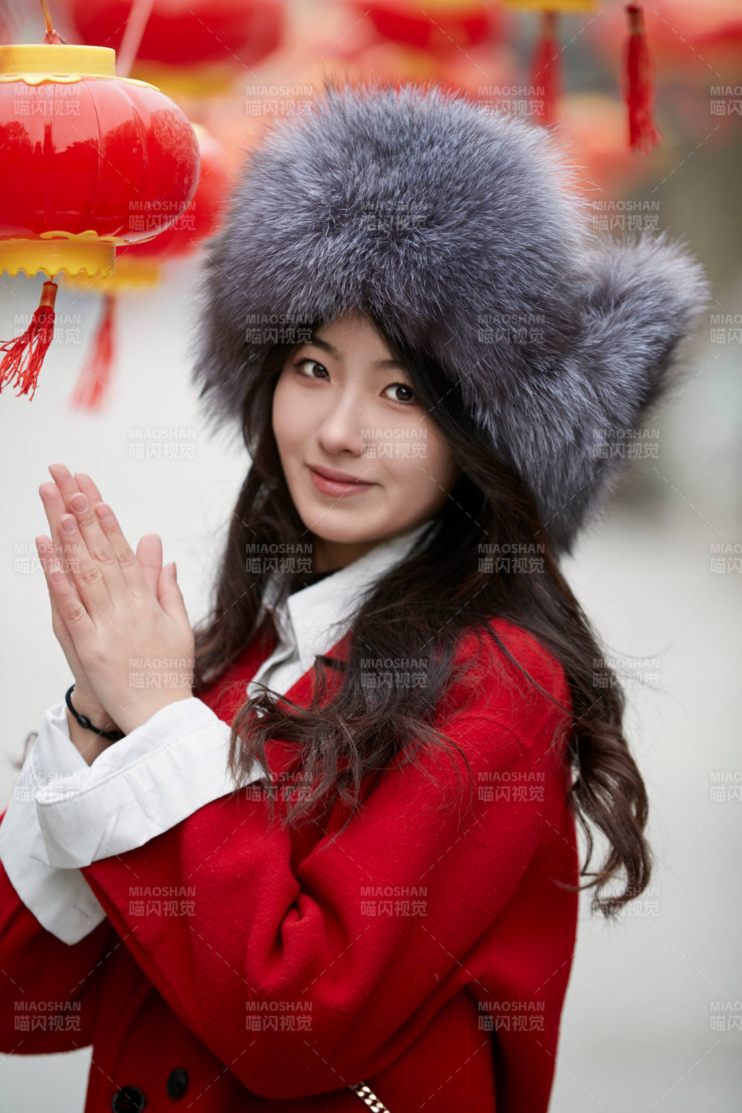 春節在老城古巷穿著喜慶服飾的美麗少女