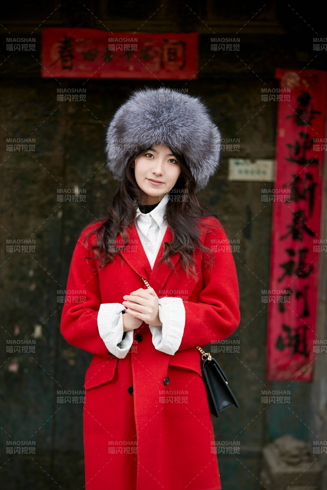 春節在老城古巷穿著喜慶服飾的美麗少女