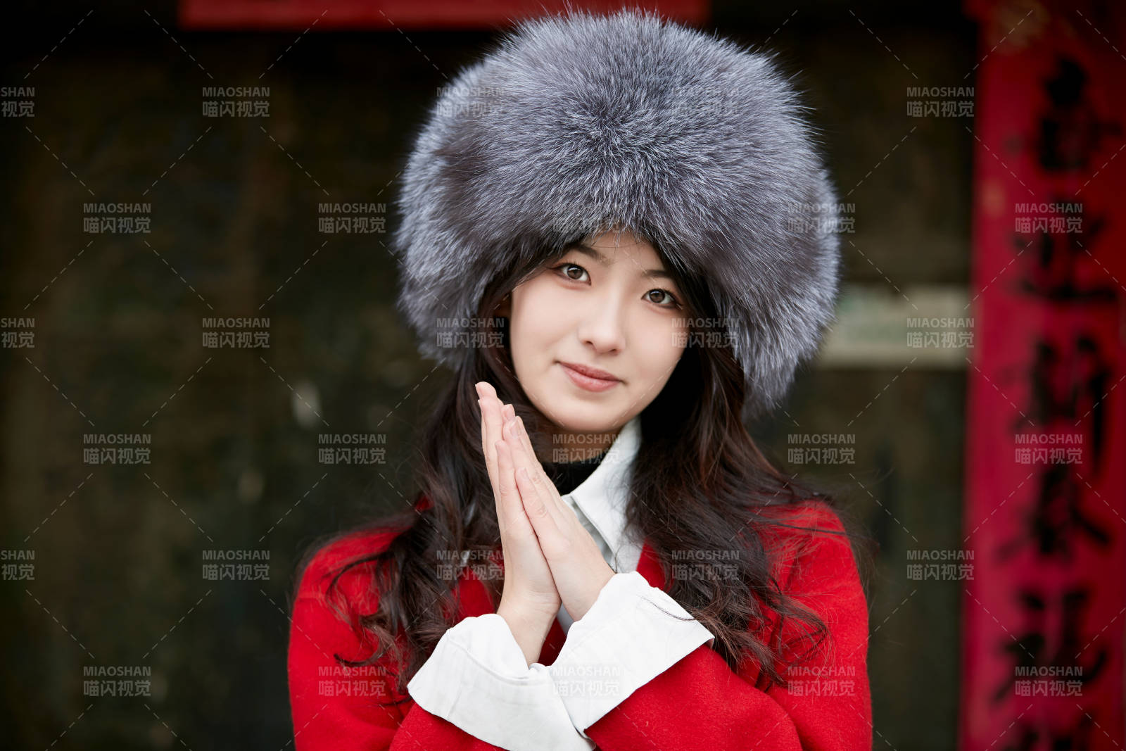 春節(jié)在老城古巷穿著喜慶服飾的美麗少女