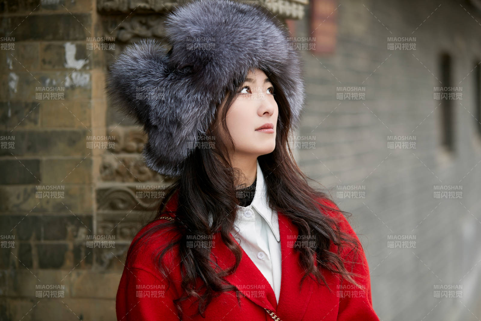 春節在老城古巷穿著喜慶服飾的美麗少女