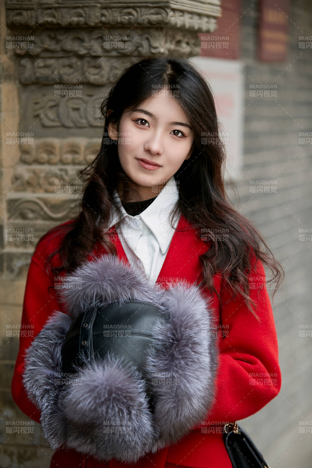 春節在老城古巷穿著喜慶服飾的美麗少女