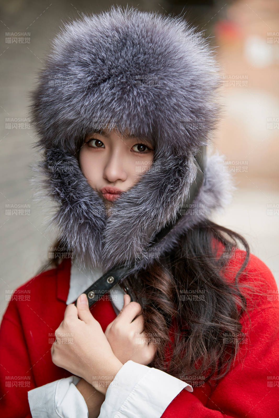 春節(jié)在老城古巷穿著喜慶服飾的美麗少女