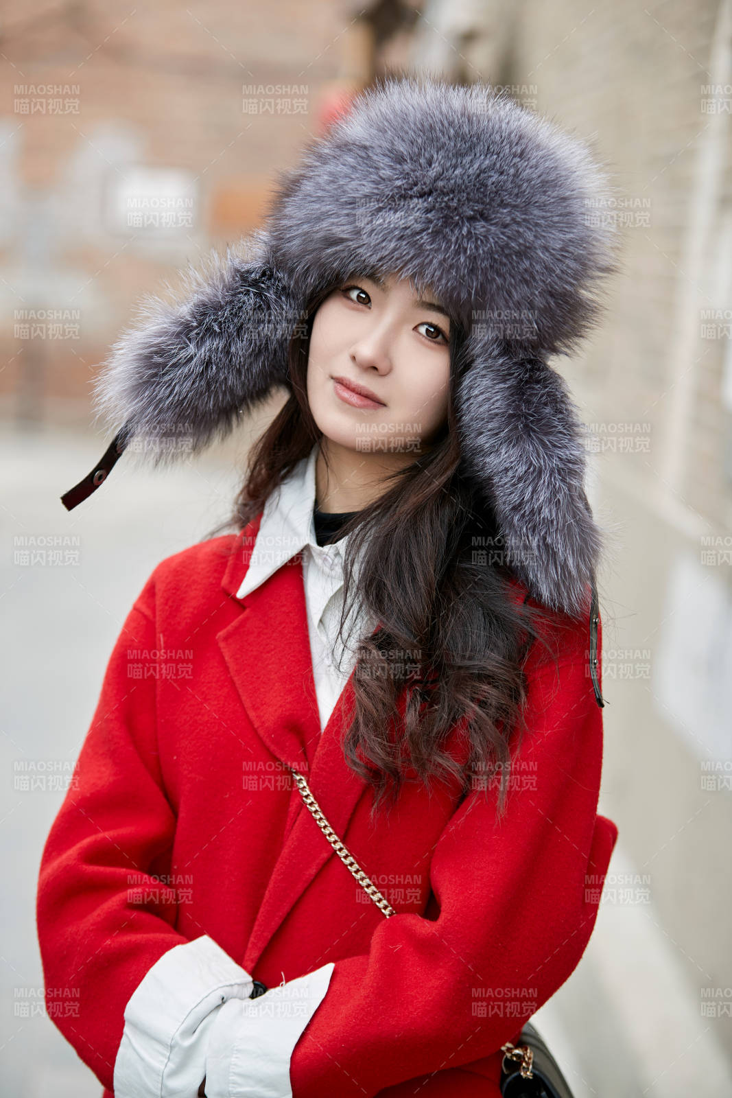 春節(jié)在老城古巷穿著喜慶服飾的美麗少女