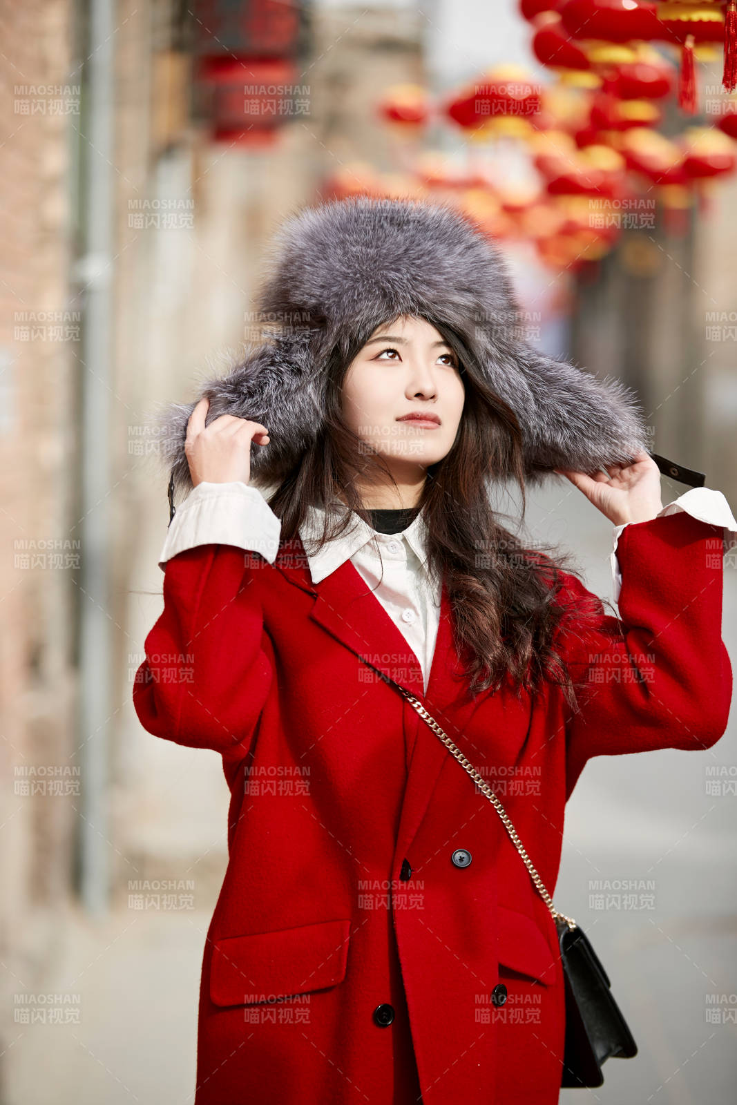 春節在老城古巷穿著喜慶服飾的美麗少女