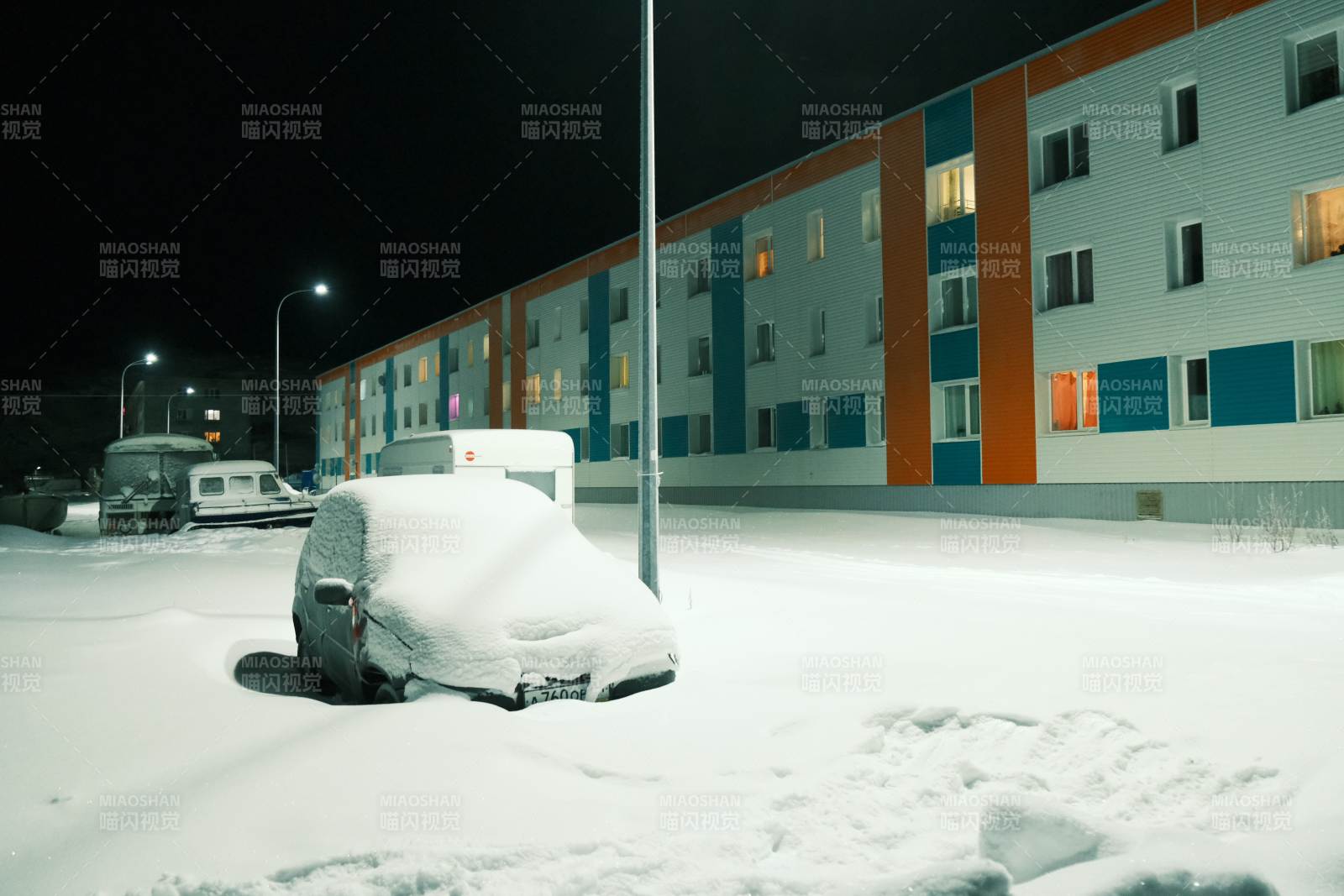 雪夜中的静谧住宅区