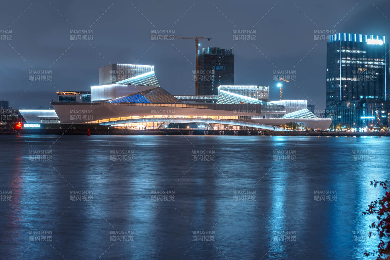 夜幕下的广州白鹅潭大湾区艺术中心