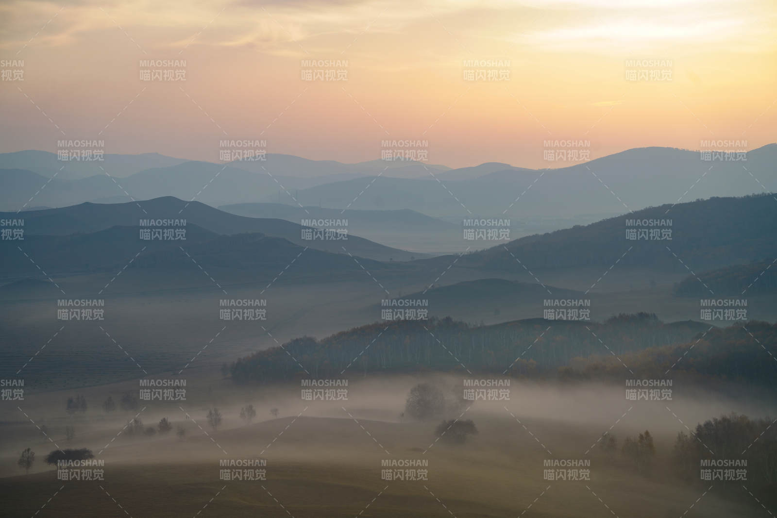 烏蘭布統晨霧山巒