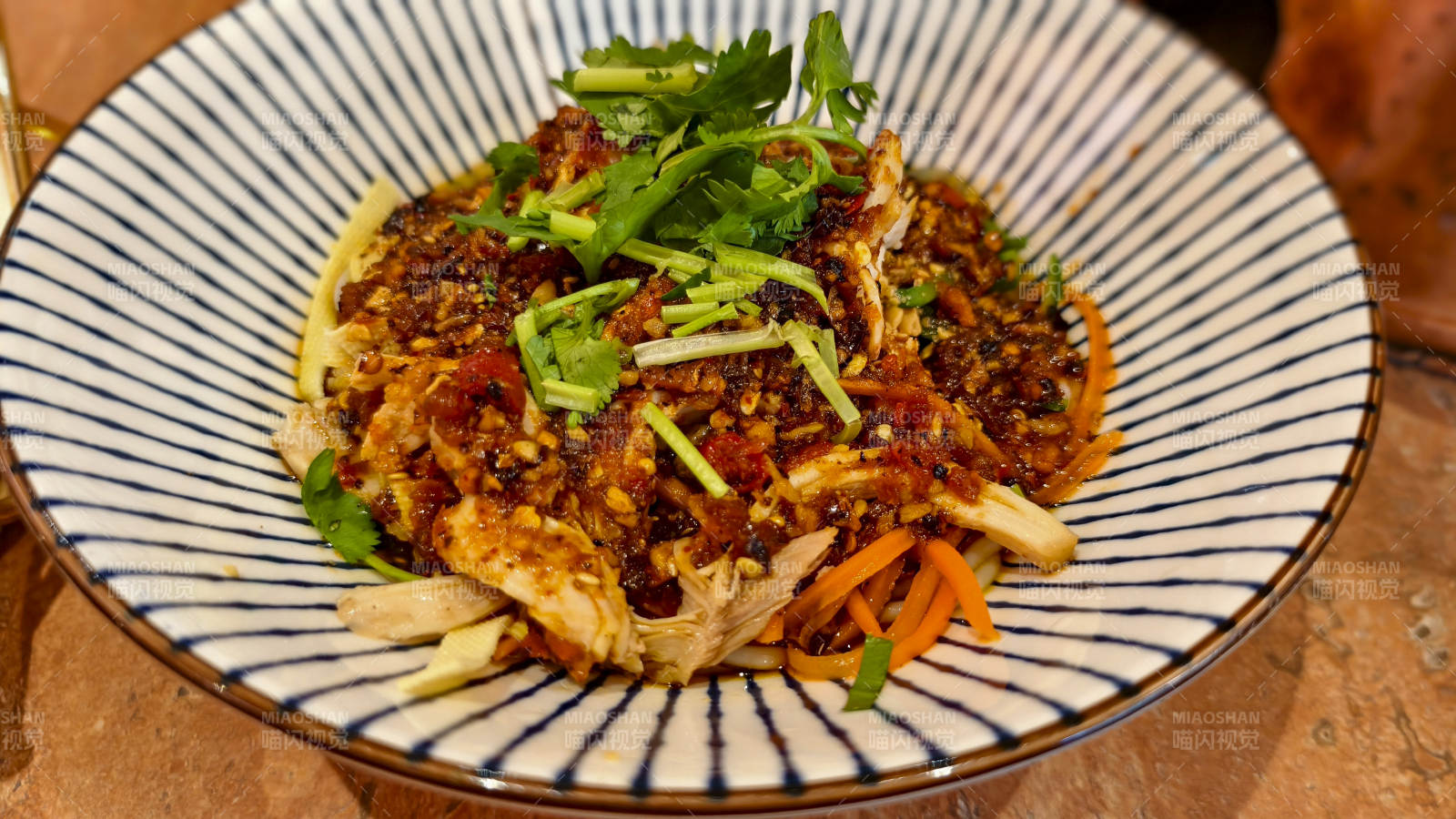 香辣鸡丝凉拌傣味米线