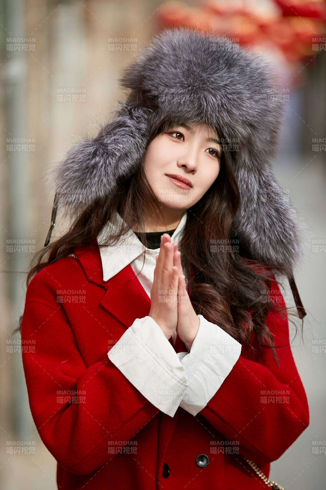 春節(jié)在老城古巷穿著喜慶服飾的美麗少女