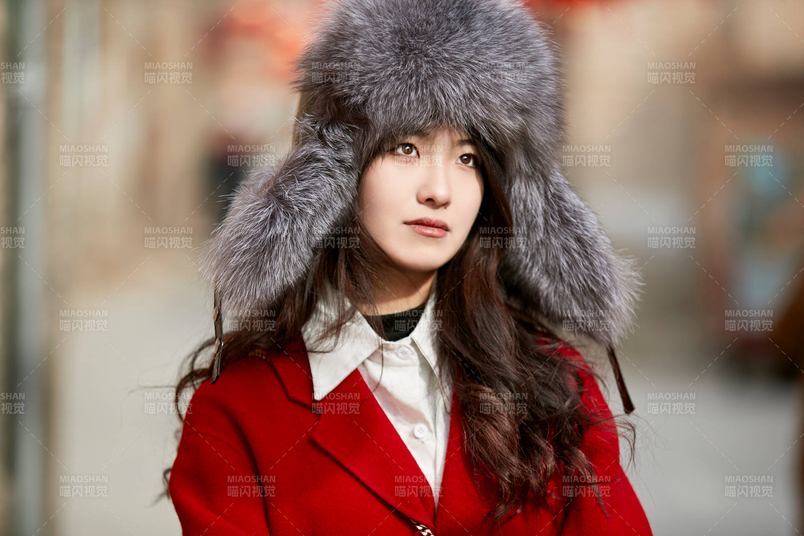 春節在老城古巷穿著喜慶服飾的美麗少女