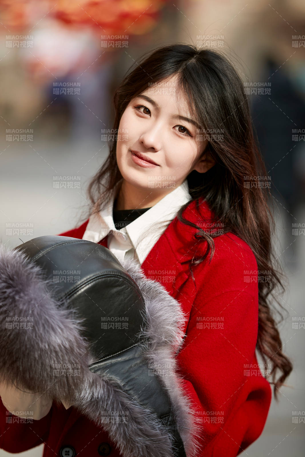 春節在老城古巷穿著喜慶服飾的美麗少女