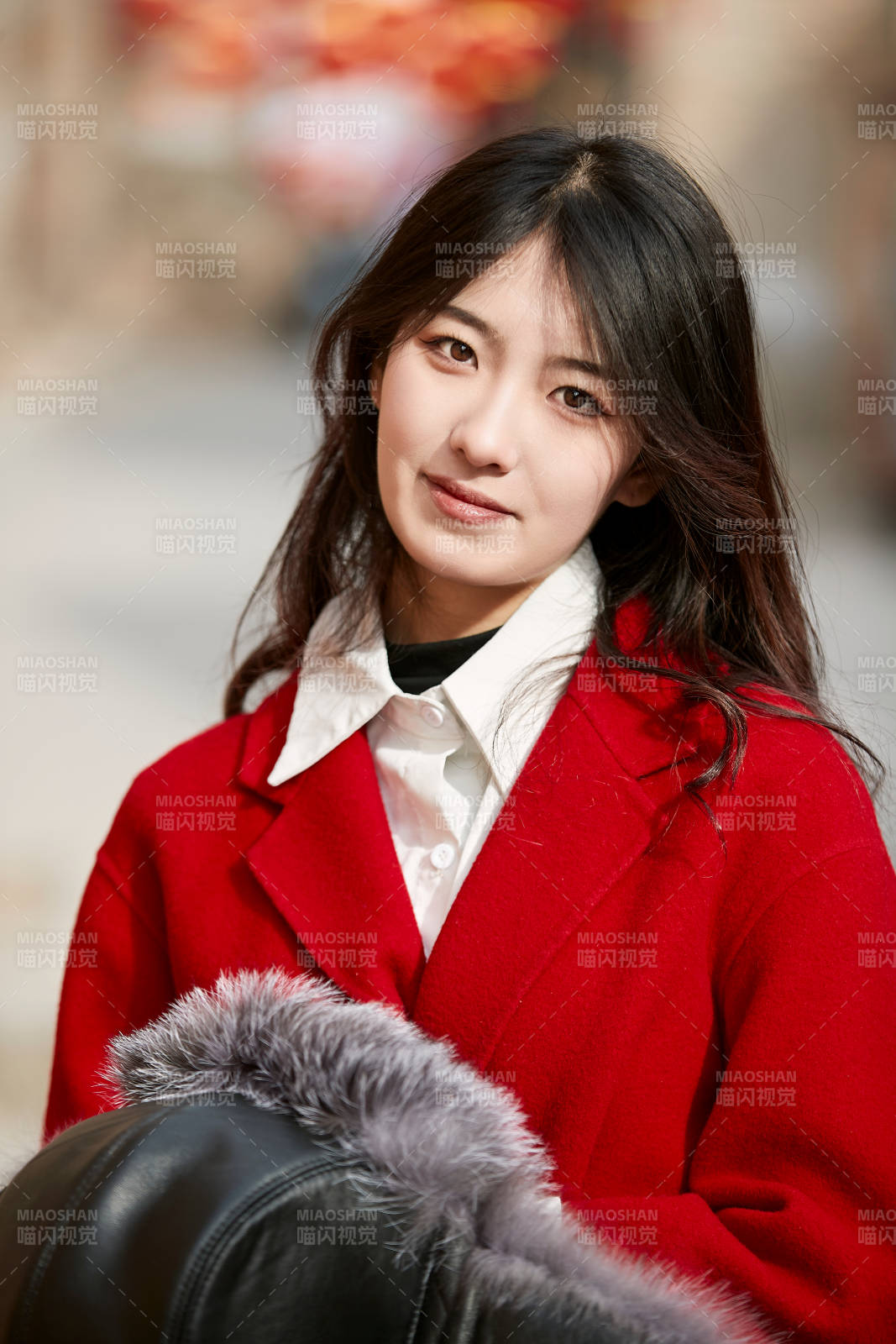 春節在老城古巷穿著喜慶服飾的美麗少女